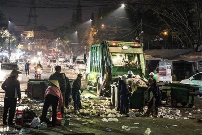 Đường phố Đà Lạt ngập ngụa trong biển rác những ngày đầu năm mới Kỷ Hợi - Ảnh 7.