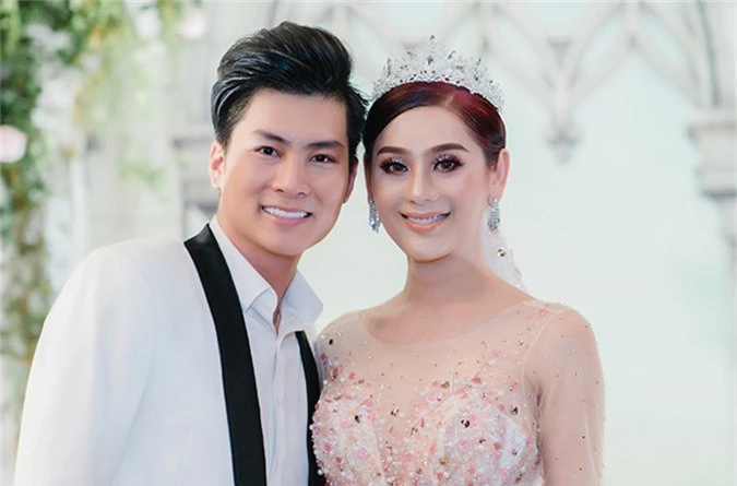 Vợ chồng Lâm Khánh Chi trong tiệc kỷ niệm một năm ngày cưới tại TP HCM, hồi tháng 1.