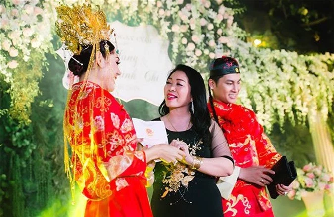 Mẹ chồng cô từng gây bất ngờ khi lên sân khấu tặng sổ đỏ 419 m2 đất cho con dâu trong tiệc kỷ niệm một năm ngày cưới của con trai.