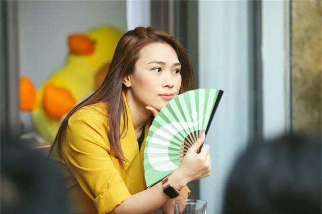 Mỹ Tâm xinh đẹp trong buổi họp fan đầu năm, bất ngờ nhận được món quà ý nghĩa - Ảnh 4.