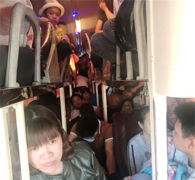 Xe khách 40 chỗ ngồi “nhồi” 60 người - 2