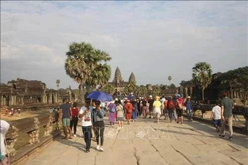 Khách đến tham quan khu di tích đền Angkorwat. (Ảnh: Chanh Đa/TTXVN)