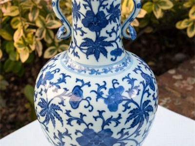 Chiếc bình gốm bị lãng quên 20 năm được trả giá 'siêu khủng'