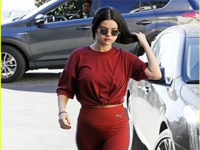 Selena Gomez xinh đẹp trở lại với công việc sau khi rời bệnh viện tâm thần