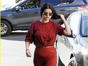 Selena Gomez xinh đẹp trở lại với công việc sau khi rời bệnh viện tâm thần