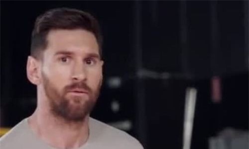 CLIP: Messi khoe tài sút bóng "siêu đẳng"