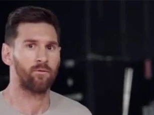 CLIP: Messi khoe tài sút bóng "siêu đẳng"