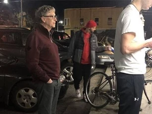 Giàu thứ 2 thế giới, Bill Gates vẫn xếp hàng chờ cắt tóc