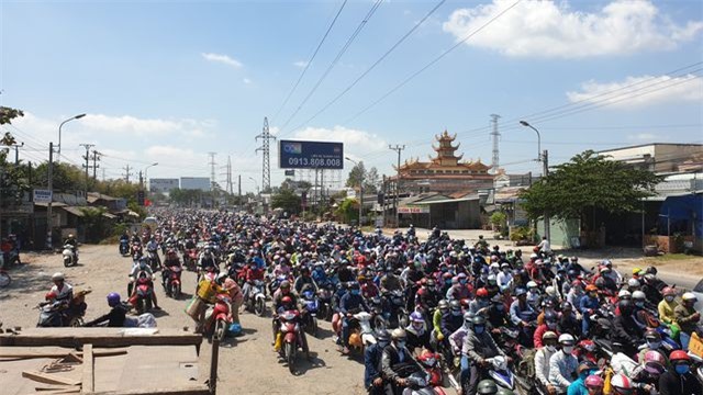 Mùng 6 Tết, đường trở lại TPHCM, dòng xe nhích từng chút một