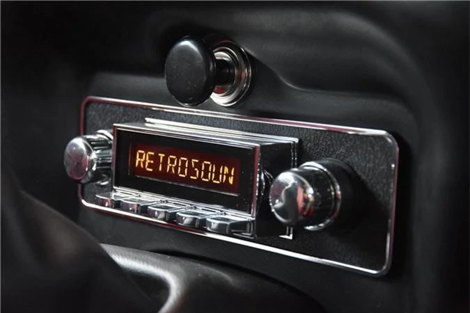 Hệ thống âm thanh trên xe Jaguar E-Type 3 2+2