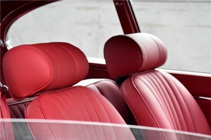 Nội thất màu đỏ Oxblood trên xe Jaguar E-Type 3 2+2