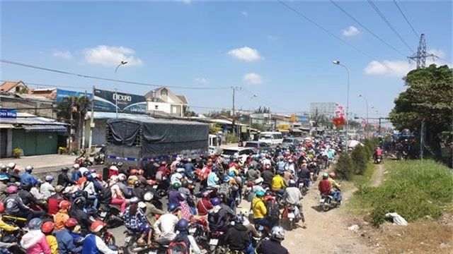 Người dân ùn ùn trở lại Sài Gòn sau Tết, quốc lộ 1 kẹt cứng 