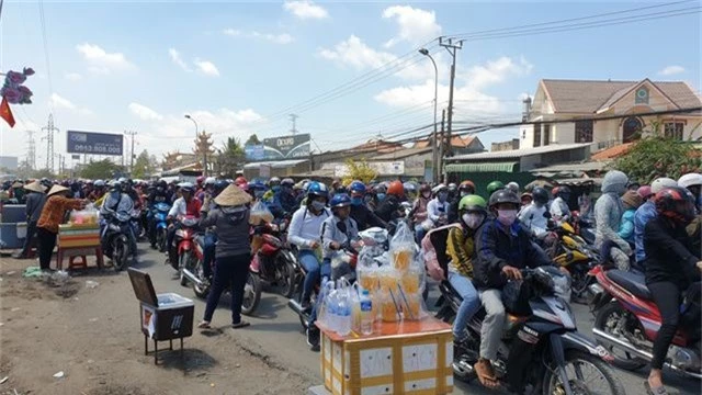 Người dân ùn ùn trở lại Sài Gòn sau Tết, quốc lộ 1 kẹt cứng 