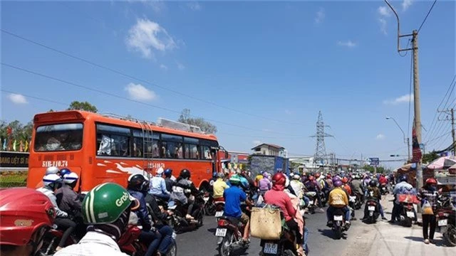 Người dân ùn ùn trở lại Sài Gòn sau Tết, quốc lộ 1 kẹt cứng 