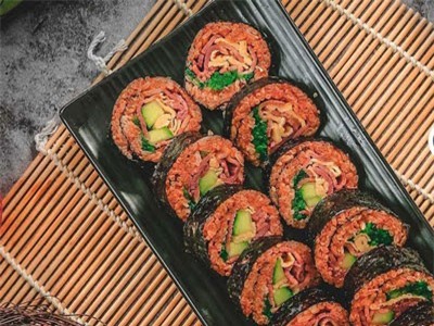 CLIP: Cách làm món cơm cuộn thịt hun khói áp chảo