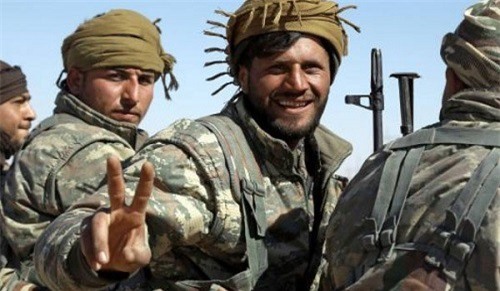 H&#xE0;ng ch&#x1EE5;c tay s&#xFA;ng ng&#x1B0;&#x1EDD;i Kurd &#x111;&#x1EA7;u h&#xE0;ng qu&#xE2;n &#x111;&#x1ED9;i Syria &#x1EDF; Raqqa