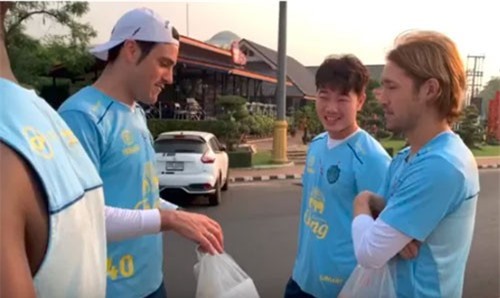 Xuân Trường tươi cười với đồng đội mới sau khi ra mắt Buriram United