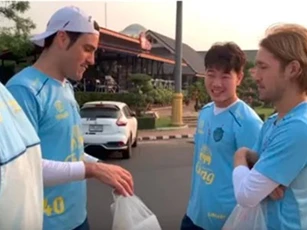 Xuân Trường tươi cười với đồng đội mới sau khi ra mắt Buriram United