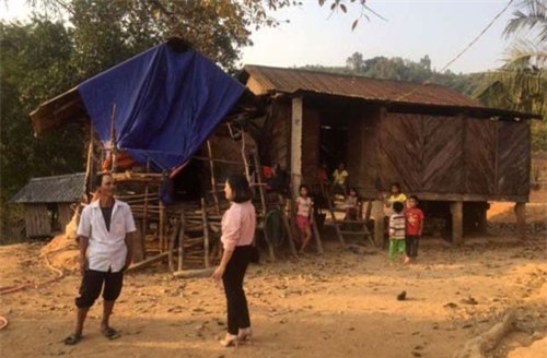 Sau Tết, giáo viên vào tận nhà động viên, lì xì để “kéo” các em đến lớp