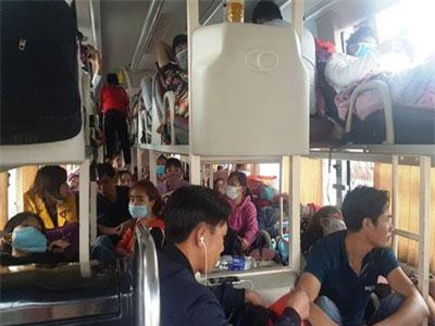 72 'thượng đế' bị nhồi trên xe khách 40 chỗ