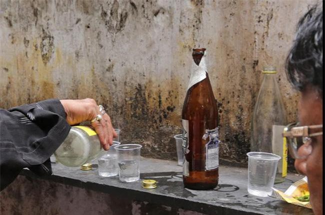 72 người tử vong do ngộ độc rượu