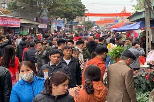 Chưa khai hội, Chợ Viềng đã "nêm" chật cứng người