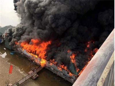 Cháy dữ dội thiêu rụi nhà hàng nổi trên sông Lô