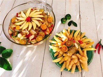 Chân gà rút xương ngâm xoài, sả tắc