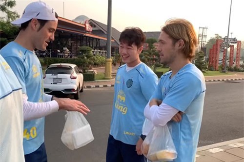 CLIP HOT (11/2): Xuân Trường ‘chém gió’ bằng tiếng Anh trong ngày ra mắt Buriram, bắt rắn hổ mang ‘khủng’