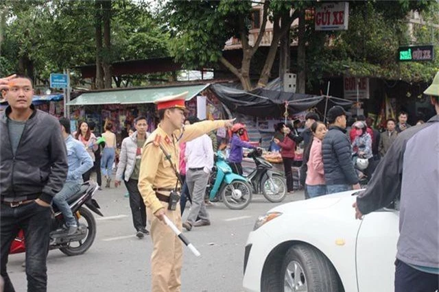 Chưa khai hội, Chợ Viềng đã nêm chật cứng người - 1