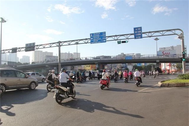Đường phố Sài Gòn thênh thang đến lạ trong ngày làm việc đầu năm - 11