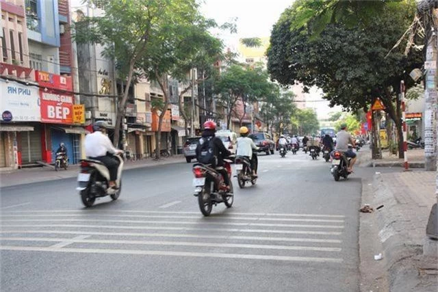 Đường phố Sài Gòn thênh thang đến lạ trong ngày làm việc đầu năm - 8