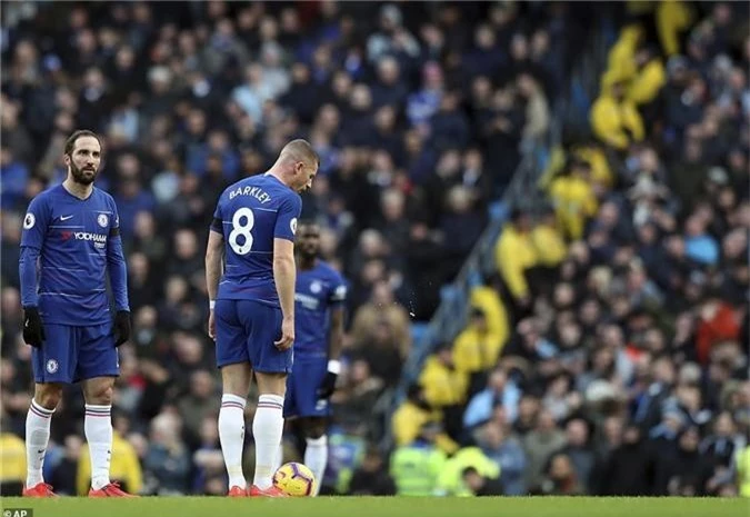 HLV Sarri thừa nhận nguy cơ bị sa thải sau khi Chelsea thua tan nát Man City