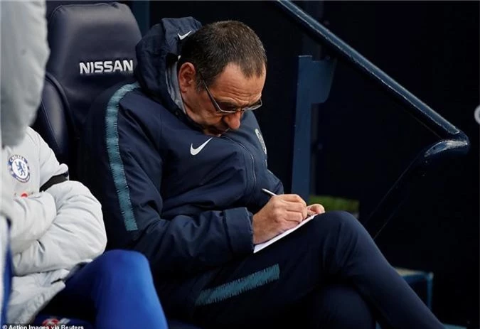 HLV Sarri thừa nhận nguy cơ bị sa thải sau khi Chelsea thua tan nát Man City