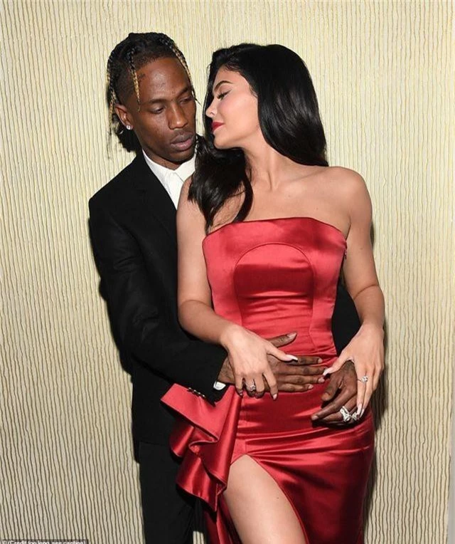 Kylie Jenner tình tứ bên Travis Scott - 1