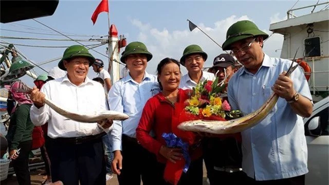 Trúng mẻ cá khủng 100 tấn ngày đầu năm, thu về gần 6 tỷ đồng - 1