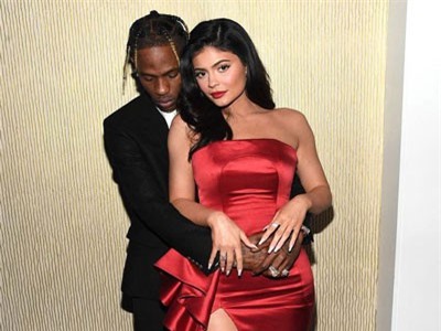 Kylie Jenner tình tứ bên Travis Scott