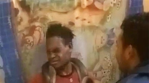 CLIP: Cảnh sát dùng rắn ép cung nghi phạm ở Indonesia