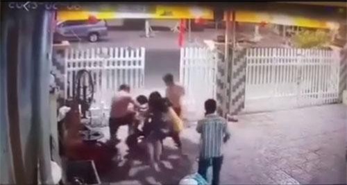 Rượu vào, hai cán bộ công an xông vào nhà đánh dân