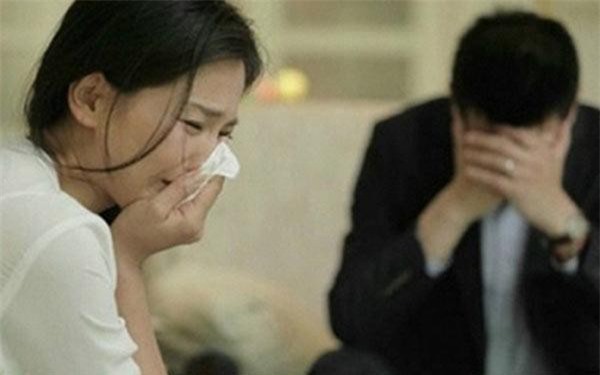 Đến dự đám tang bố vợ cũ, chồng tôi đã có những hành động khiến tôi giận run người