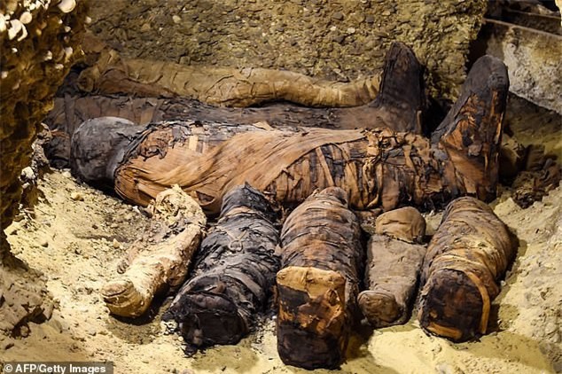 Phát hiện "đại gia đình" xác ướp trong hầm mộ 2.000 năm ở Ai Cập