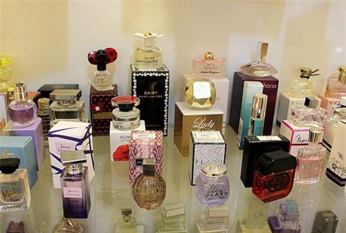 Anh cảnh báo nguy cơ nước hoa giả trước thềm Valentine