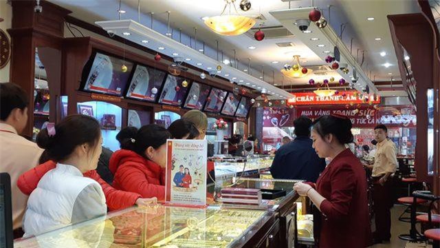 Dân công sở bỏ việc đầu năm, đổ đi mua vàng trước ngày vía Thần tài