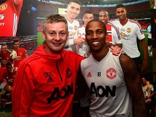 Chính thức: Man United gia hạn hợp đồng với Ashley Young
