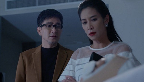 Định tạo bất ngờ cho chồng trong phòng ngủ ngày Valentine, ai dè vừa mở chăn ra vợ đã đứng hình vì vật thể lạ