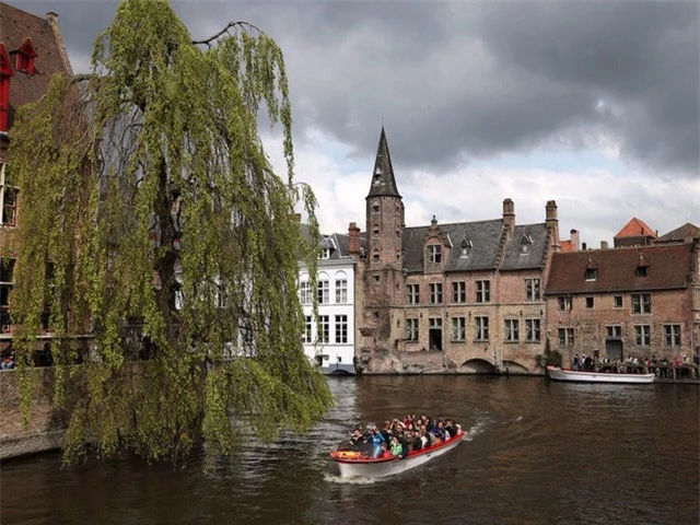 Bruges, Bỉ: Nổi bật với vẻ đẹp cổ điển hiếm có, những con đường lát đá cuội cùng kênh đào thơ mộng của thành phố Bỉ khiến Bruges trở thành một trong số những địa điểm đến không thể bỏ qua của Châu Âu.