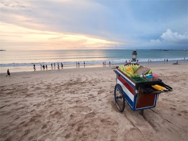 Jimbaran, Bali, Indonesia: Nổi tiếng với bãi biển cát trắng xinh đẹp, Jimbaran sở hữu không gian yên tĩnh mang đến cảm giác tinh tế say lòng người.