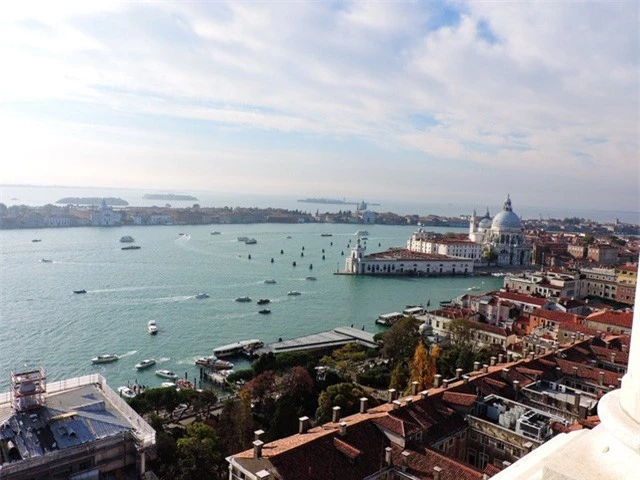 Venice, Ý: Một chuyến du ngoạn trên chiếc thuyền Gondola sang trọng quanh kênh đào Venice từ lâu đã trở thành một địa điểm huyền thoại của các cặp tình nhân.