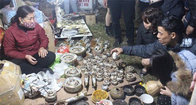 Tr&#x1EAF;ng &#x111;&#xEA;m chen ch&#xE2;n &#x201C;mua may, b&#xE1;n r&#x1EE7;i&#x201D; &#x1EDF; ch&#x1EE3; Vi&#x1EC1;ng