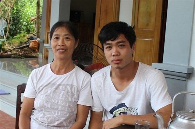 Công Phượng chia tay bố mẹ, chuẩn bị lên đường sang Hàn Quốc